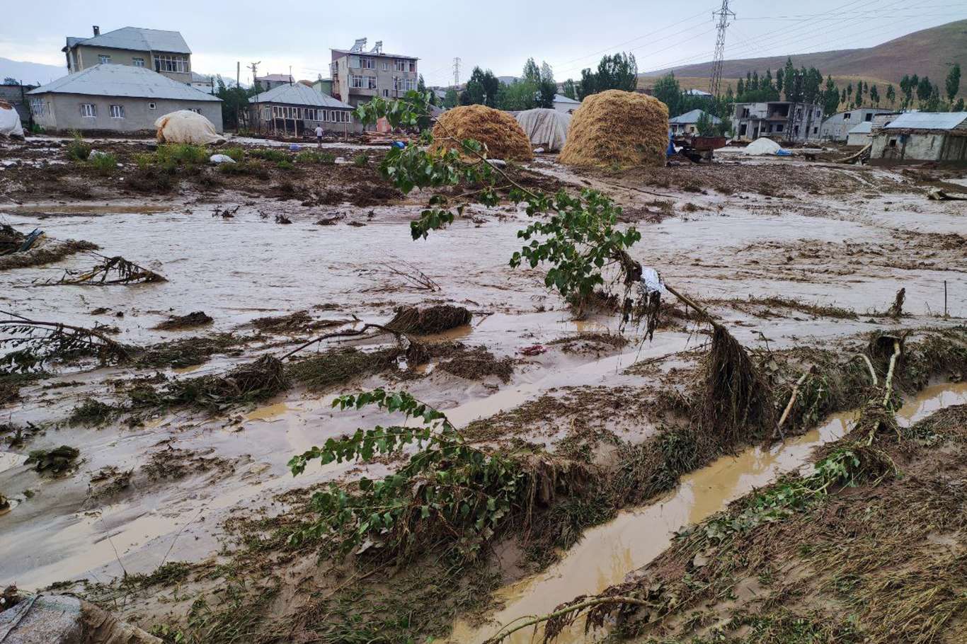 Yüksekova'da birçok cadde ve sokak sular altında kaldı Yüksekova'da birçok cadde ve sokak sular altında kaldı
